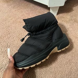 Low top H&M snow boots.